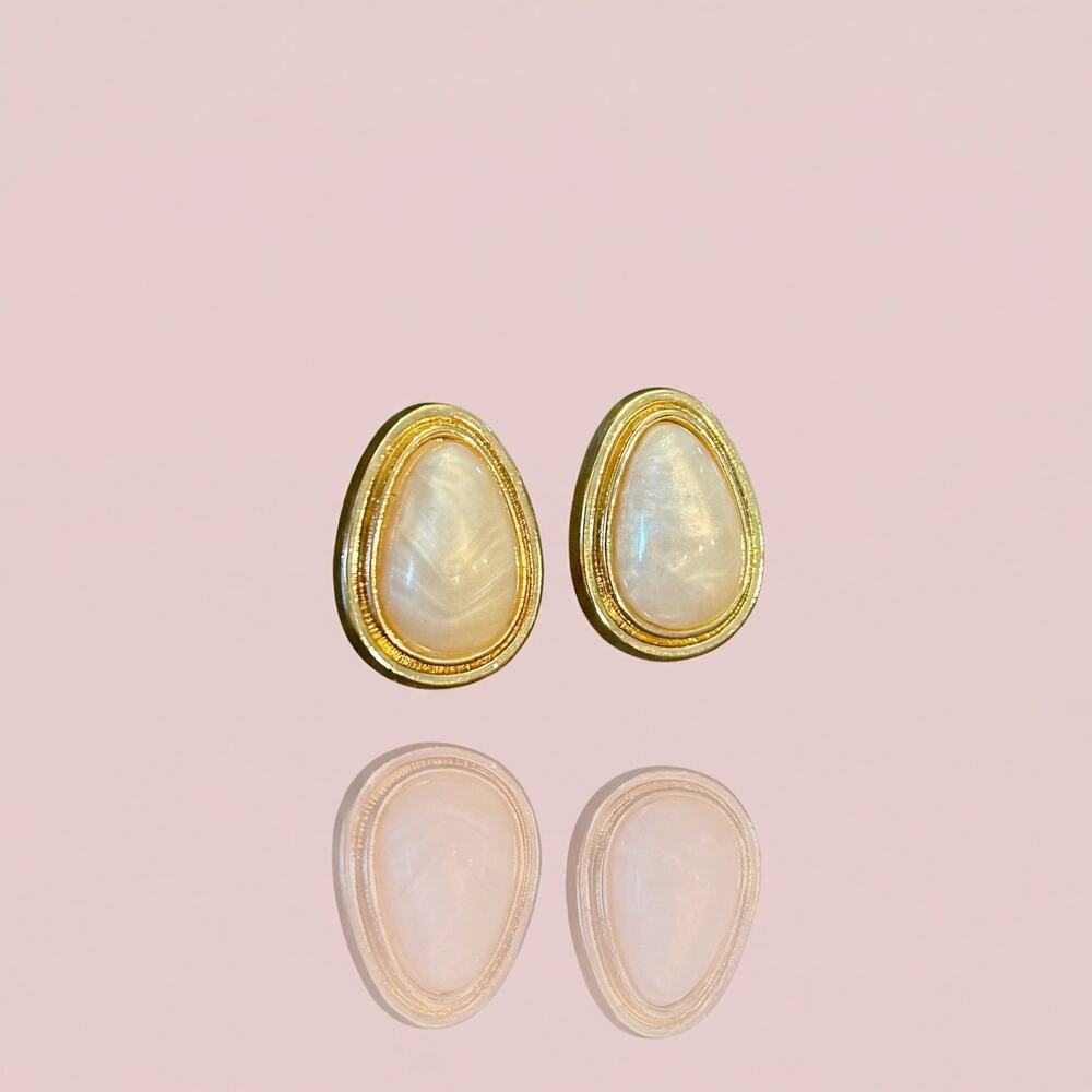 Vintage Mother-of-Pearl Style Cabochon Stud Earrings